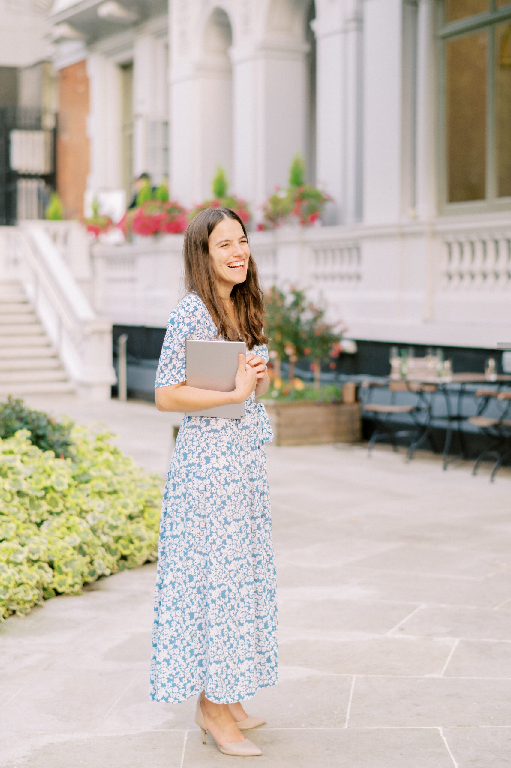 Wedding planner Ella Hartig with a tick list on a wedding day