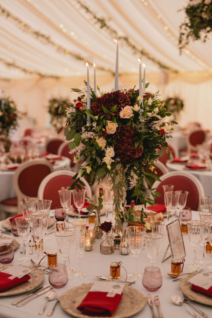Winter wedding in a marquee planned on short notice, blue and burgundy colour scheme